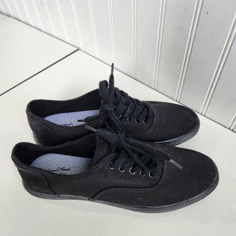 Universal Thread Shoes Womens 8 Casual Sneakers Black Canvas Low Top Lace Up